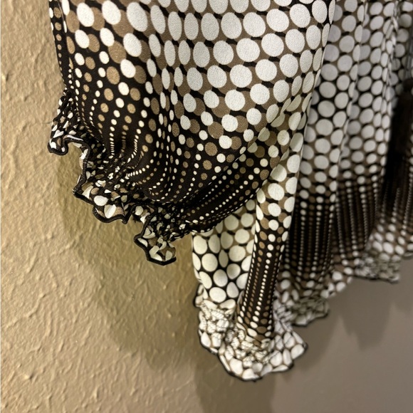 Signature by Larry Levine Woman, brown and white ruffled blouse. Size 1x. - Picture 8 of 9